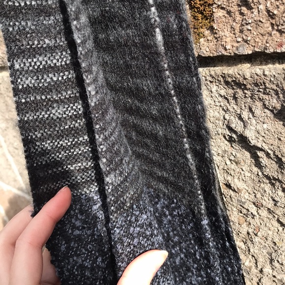 NWOT Tex by Max Azria wool-like grey scarf - Picture 9 of 13